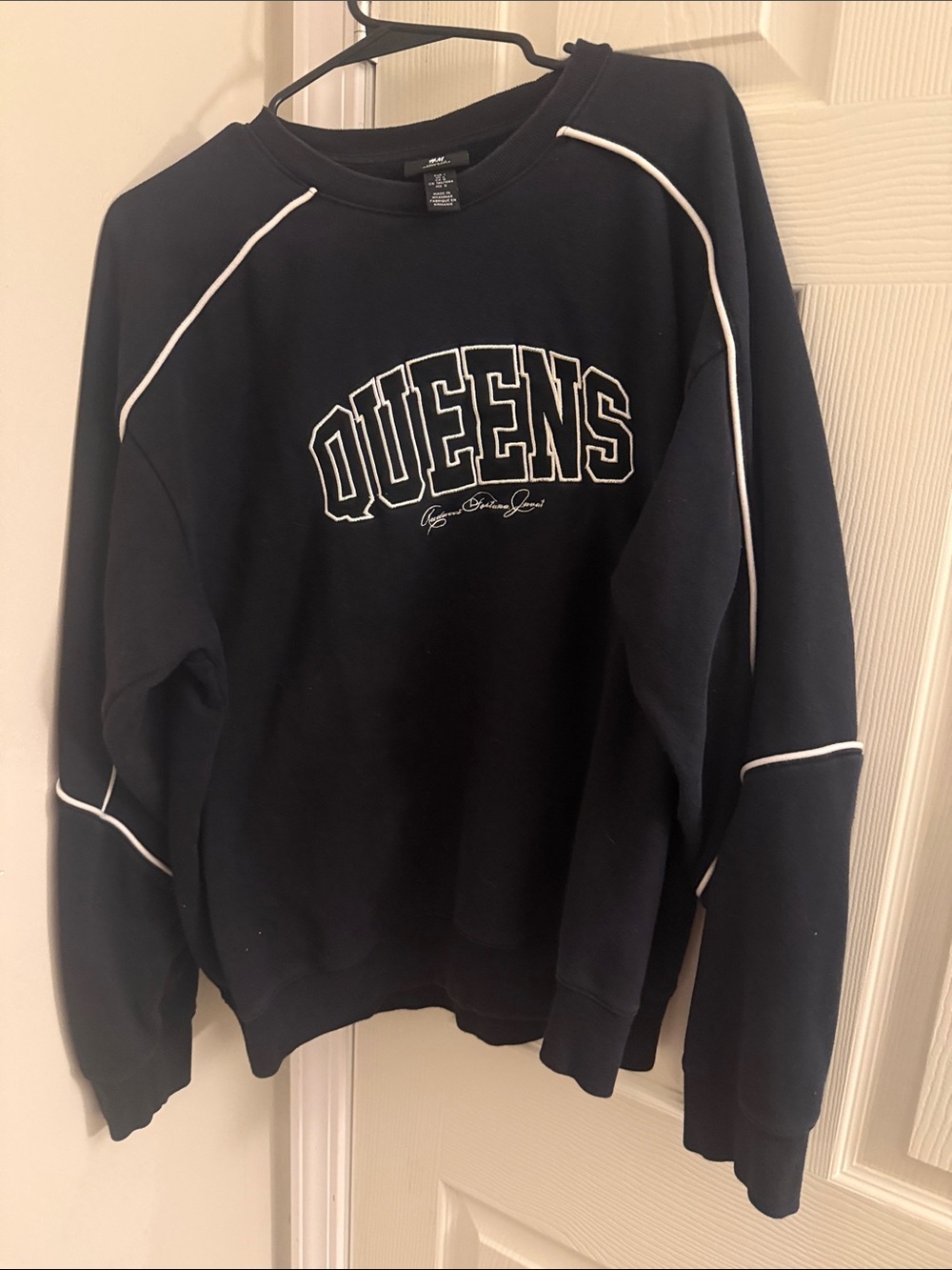 Queens Embroidered Black Men's Crewneck Sweatshirt